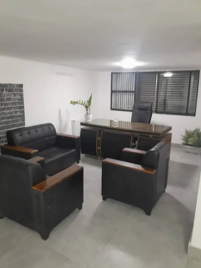 میز اداری بسیار تمیز و مبل اداری|مبلمان اداری|بابل, |دیوار