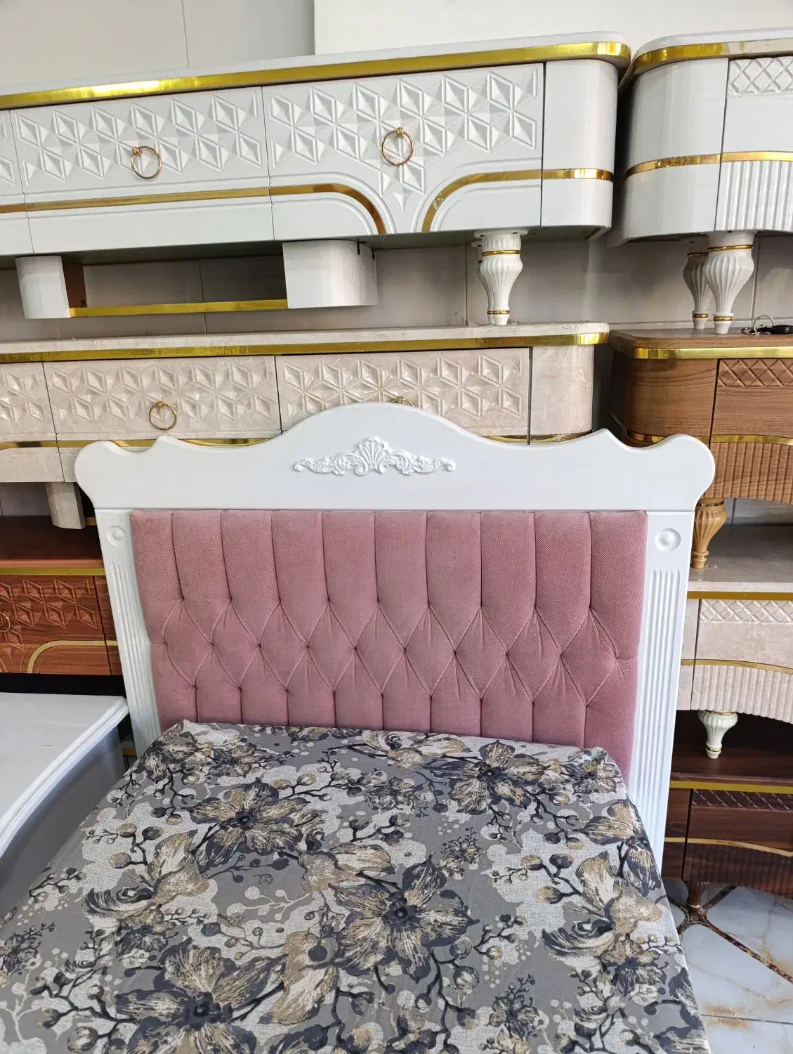 دو عدد تخت و خواب یک نفره همراه کتابخانه و پاتختی|تخت و سرویس خواب|مهاباد (آذربایجان غربی), |دیوار