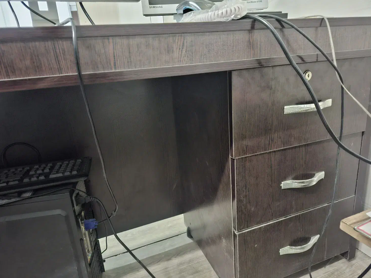 میز مدیریتی همراه با صندلی چرخ دار|دفتر کار|شاهین‌شهر, عطار|دیوار