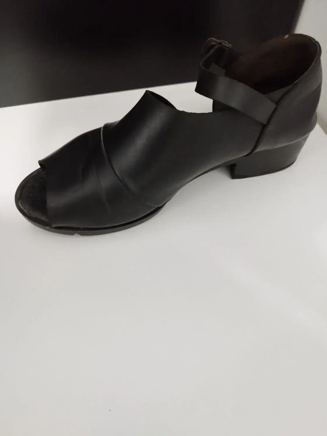 تعدادی کفش|کیف، کفش، کمربند|رشت, فلسطین|دیوار