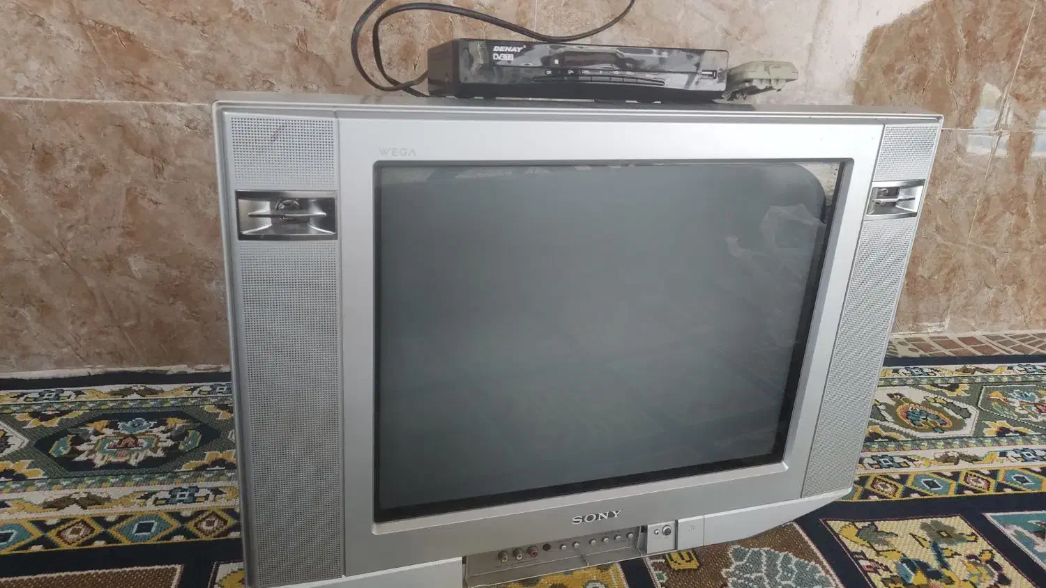 تلویزیون ۲۱اینچ کاملا سالم همراه با دستگاه دیجیتال|تلویزیون و پروژکتور|لولمان, |دیوار