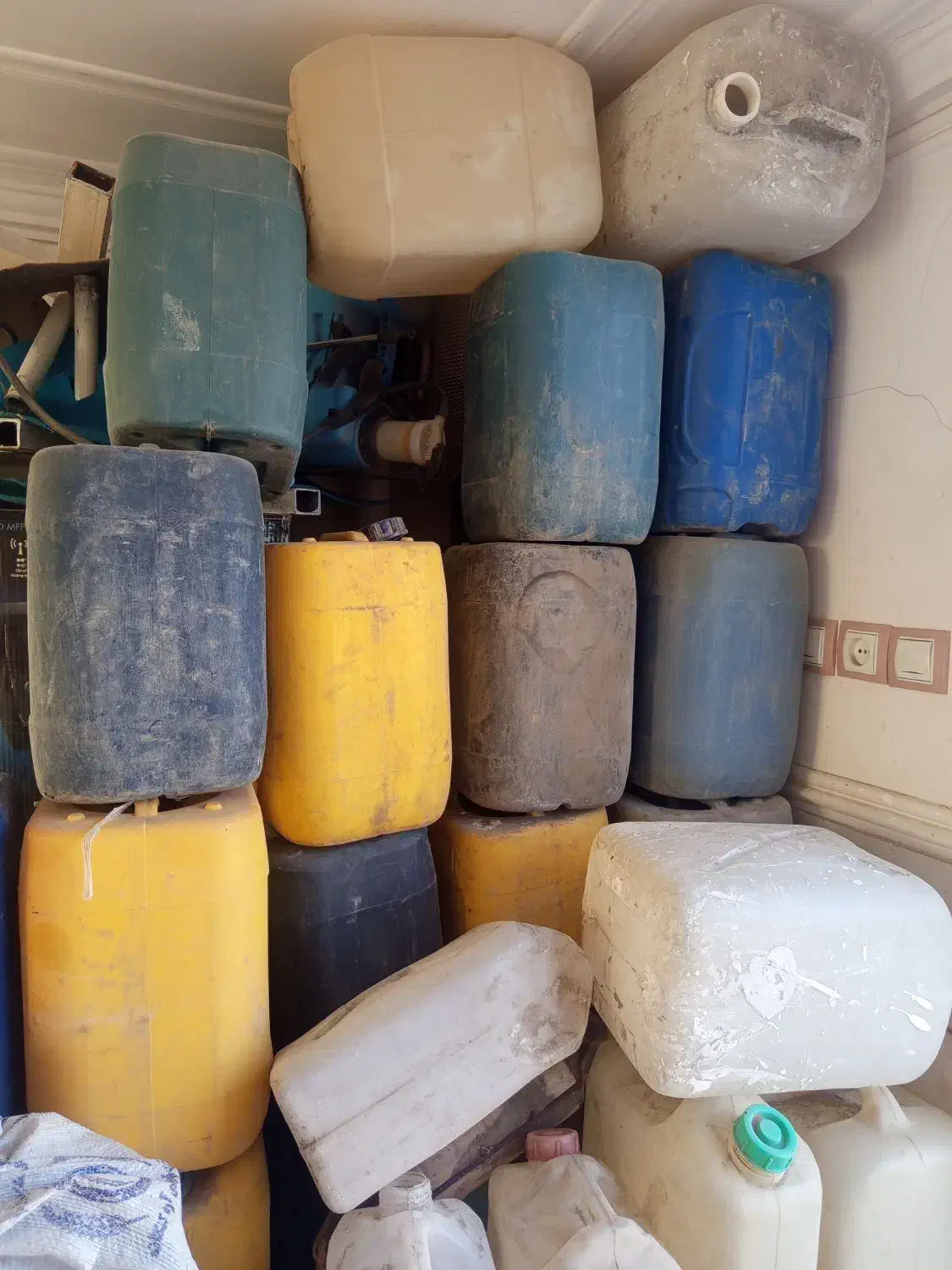 تعدادی گالن سالم و تمیز خارجی ۱۰و ۲۰ لیتری|ظروف نگهدارنده، پلاستیکی، یکبارمصرف|زاهدان, |دیوار