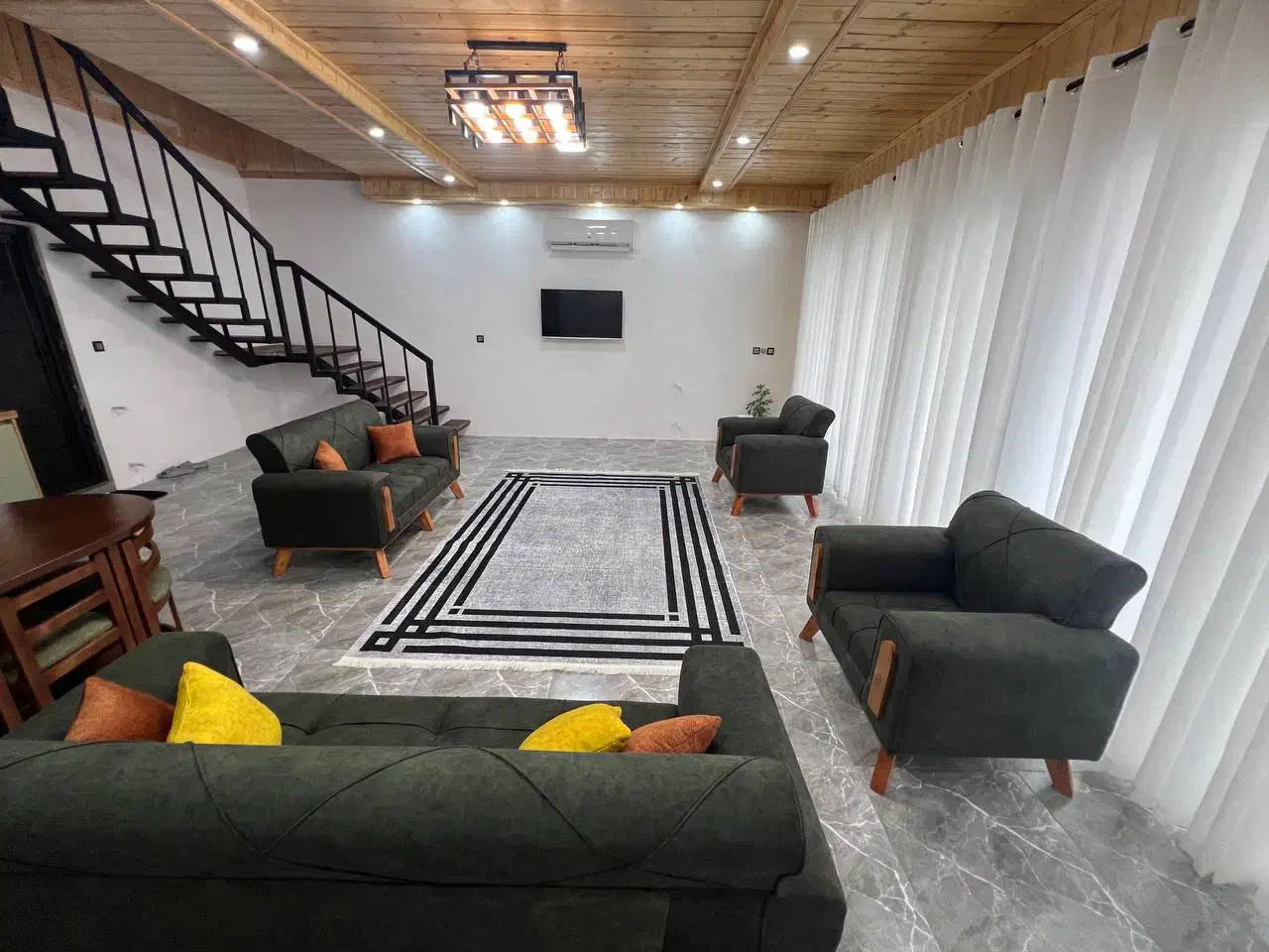 اجاره کلبه سویسی دو خوابه تراس وحیاط دار ماسال|اجارهٔ کوتاه‌مدت ویلا و باغ|رشت, منظریه|دیوار