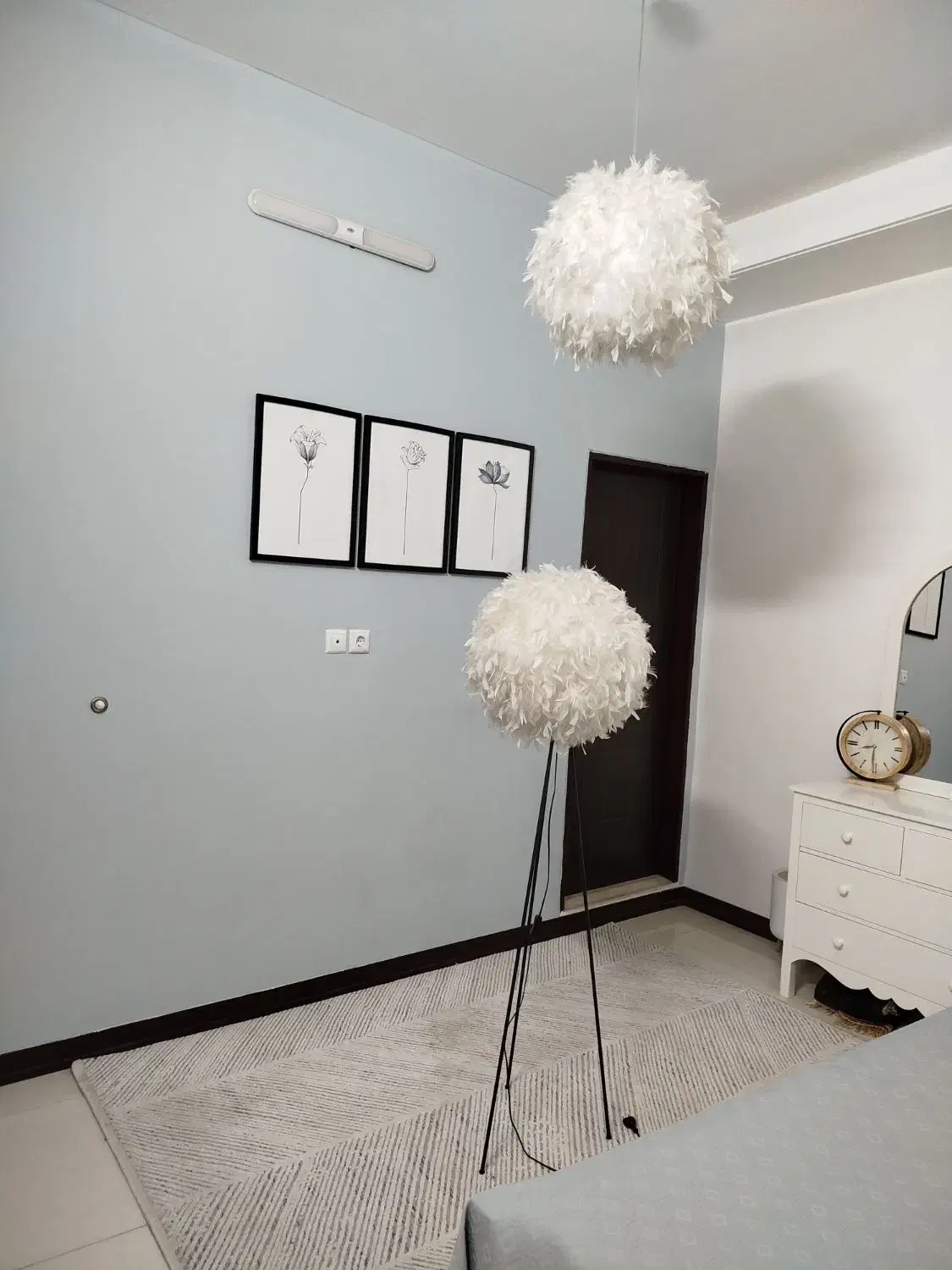 ست لوستر و آباژور زمینی مدرن پر سفید|لوستر و چراغ آویز|قم, انسجام|دیوار