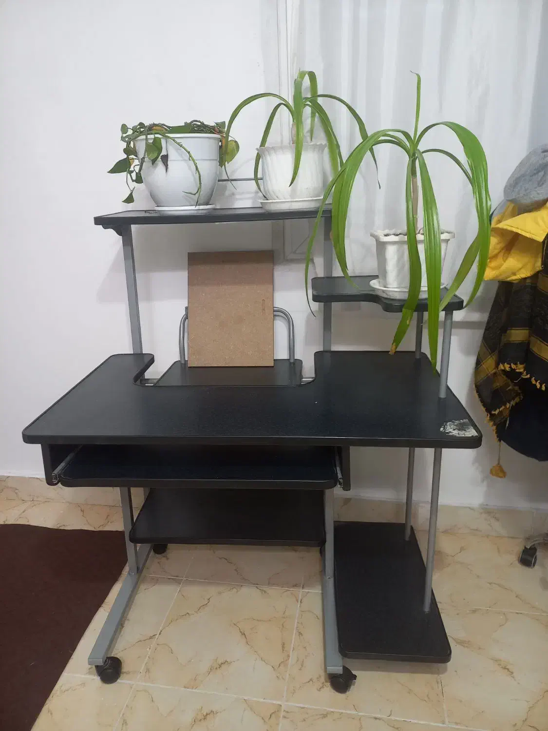 میز کامپیوتر سالم و تمیز و محکم|میز تحریر و کامپیوتر|سمنان, |دیوار