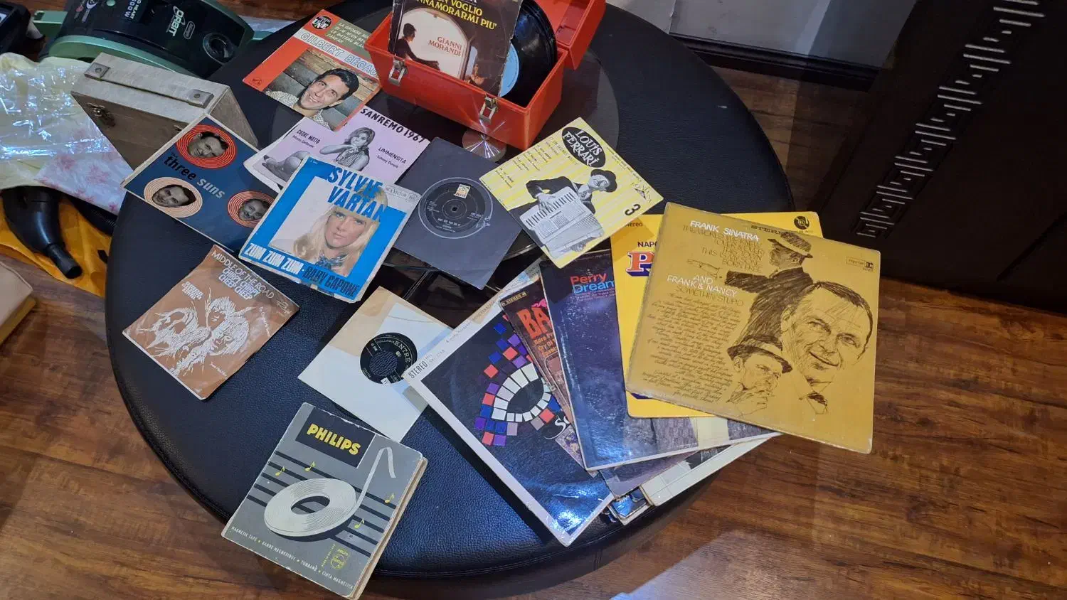 تعدادی صفحات گرامافون قدیمی کلکسیونی کمیاب|کلکسیون اشیاء عتیقه|تهران, اختیاریه|دیوار