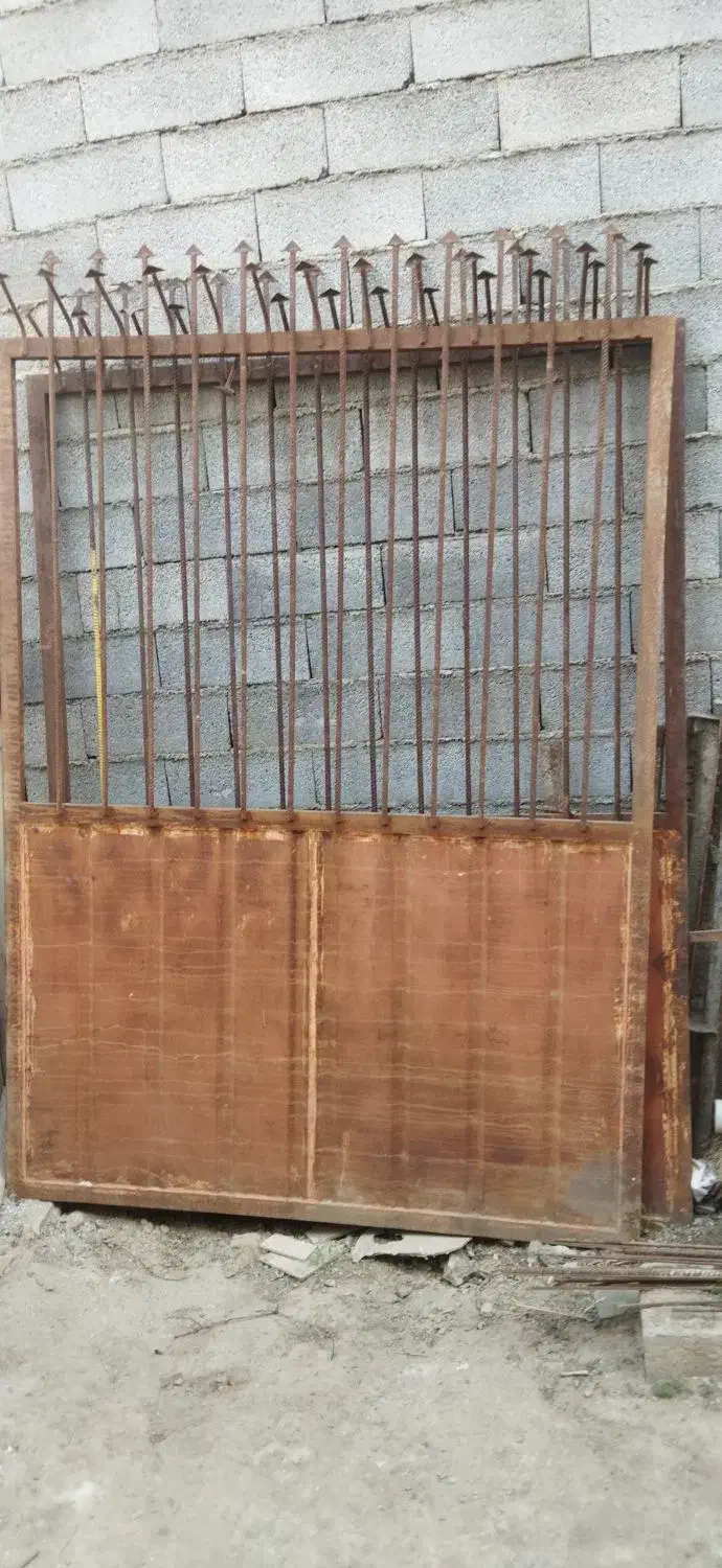 درب کارگاهی ونرده روی دیوار|مصالح و تجهیزات ساختمان|بهار, |دیوار