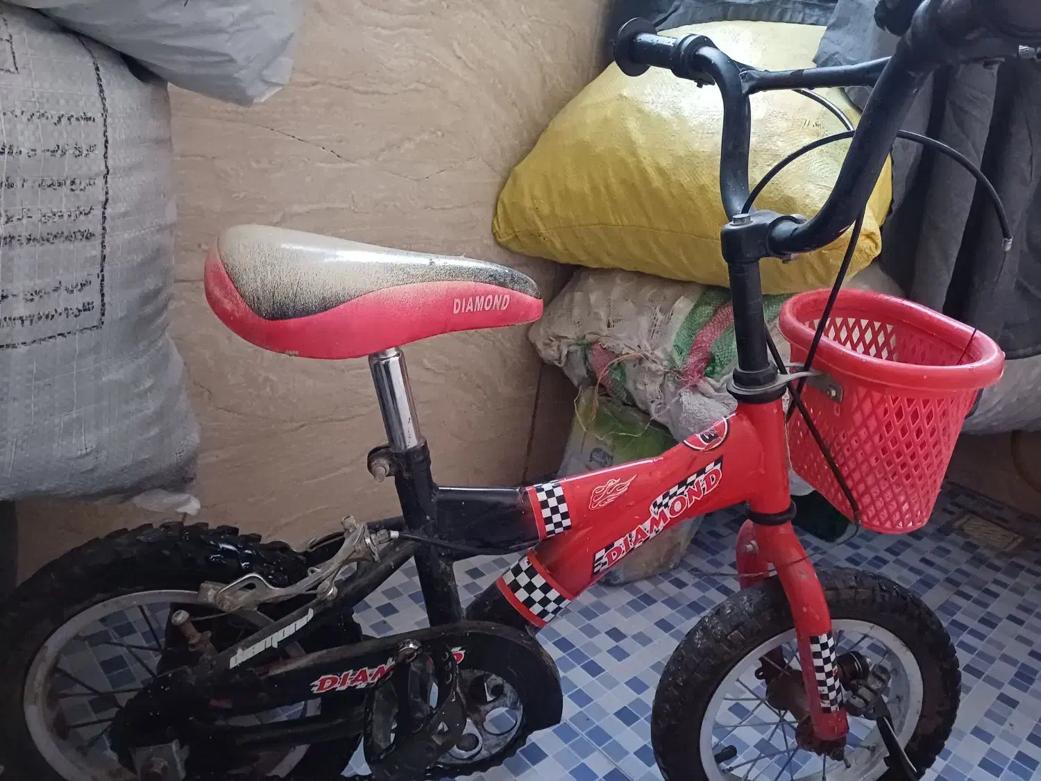 دوچرخه سایز ۱۲بدنه سالم لاستیک ترمز نیازمند تعمیر|دوچرخه، اسکیت، اسکوتر|ری, شهادت|دیوار