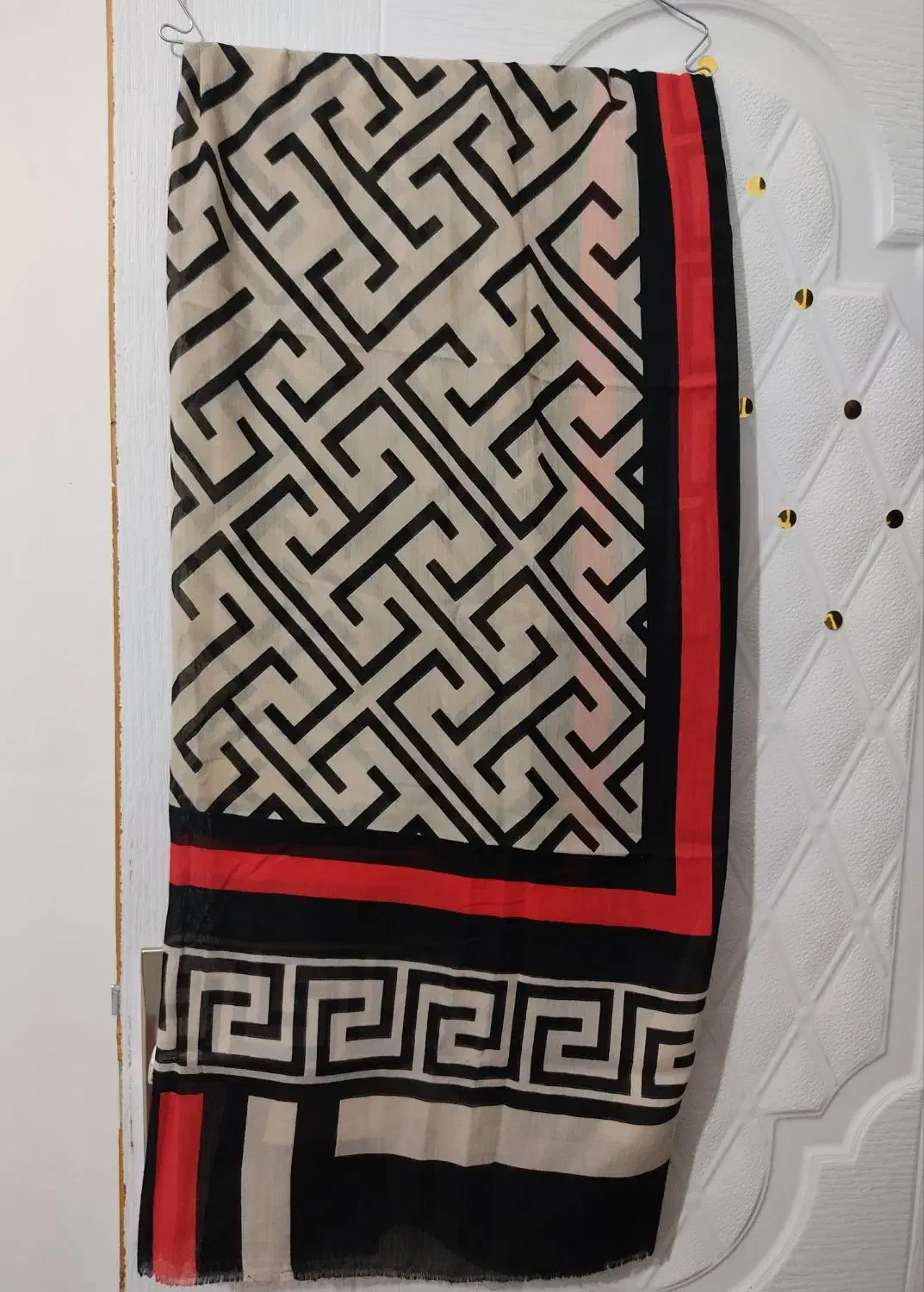 تعدادی شال و روسری|لباس|میانه, |دیوار