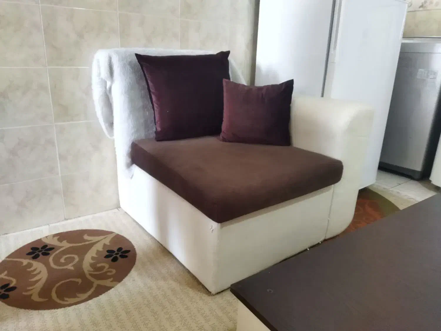 مبل تک نفره و دو کوسن، به همراه گل میز بزرگ|مبلمان خانگی و میز عسلی|شیراز, شهرک سعدی|دیوار