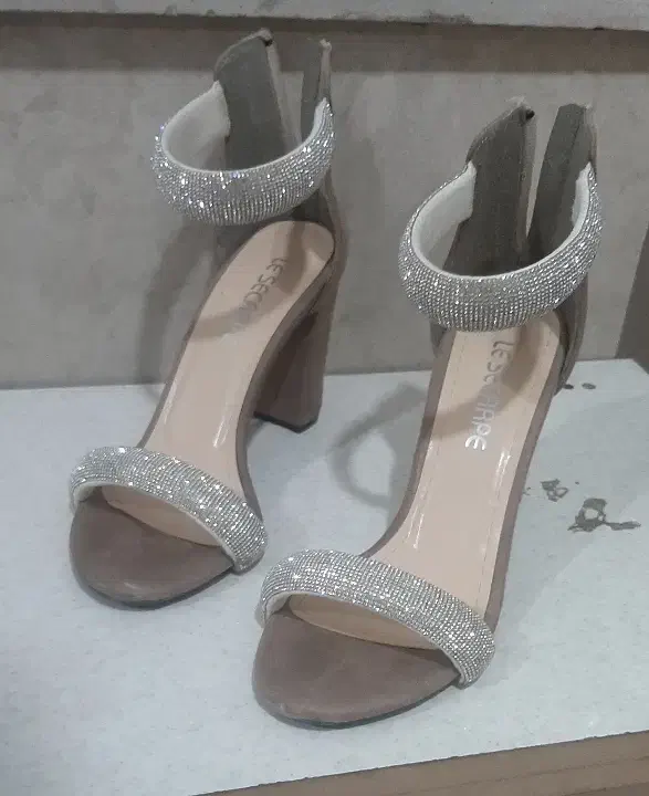 کفش نگین دار|کیف، کفش، کمربند|قره ضیاالدین, |دیوار