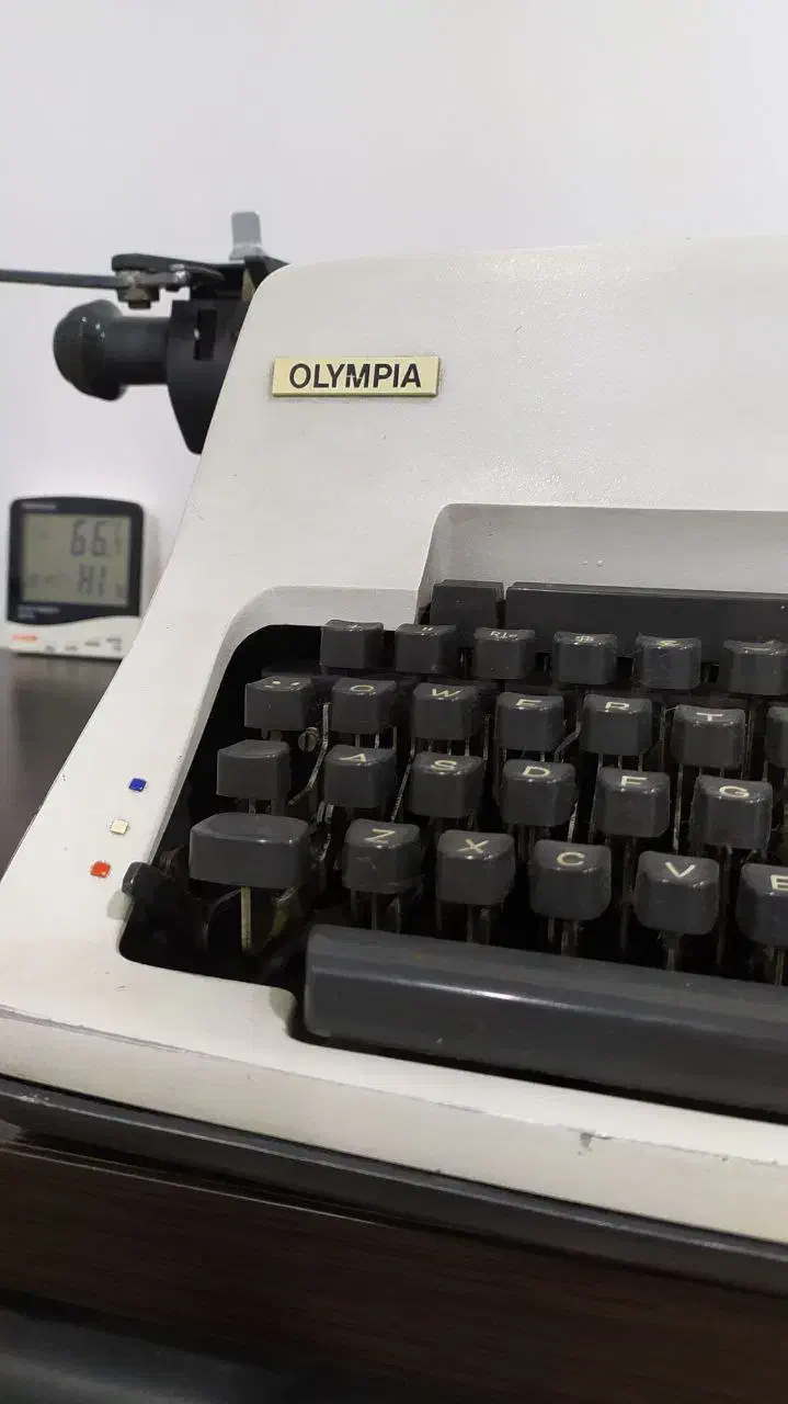 ماشین تایپ|کلکسیون اشیاء عتیقه|قم, آزادگان|دیوار