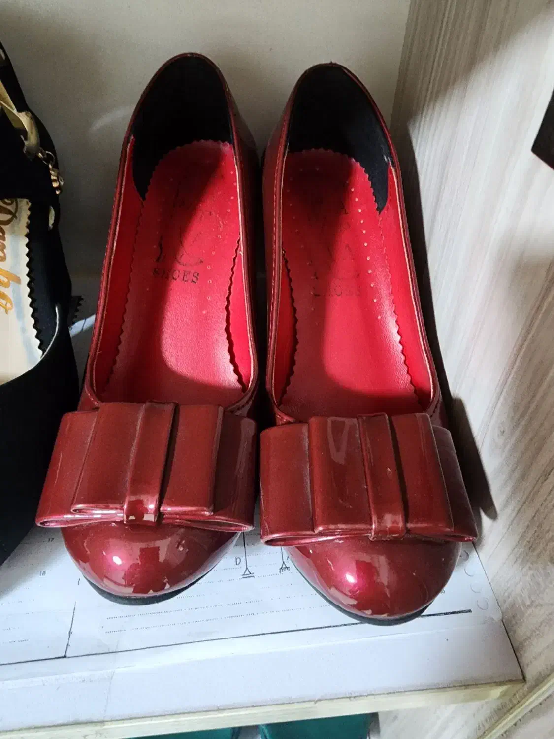 کفش/کیف|کیف، کفش، کمربند|اردبیل, |دیوار