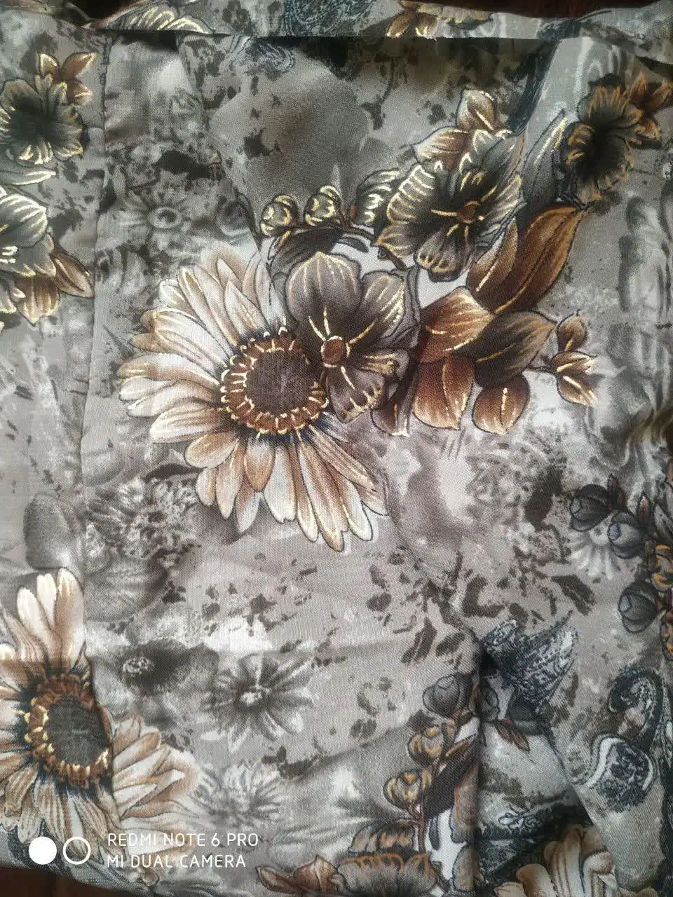 پارچه چادری|لباس|ساوه, |دیوار