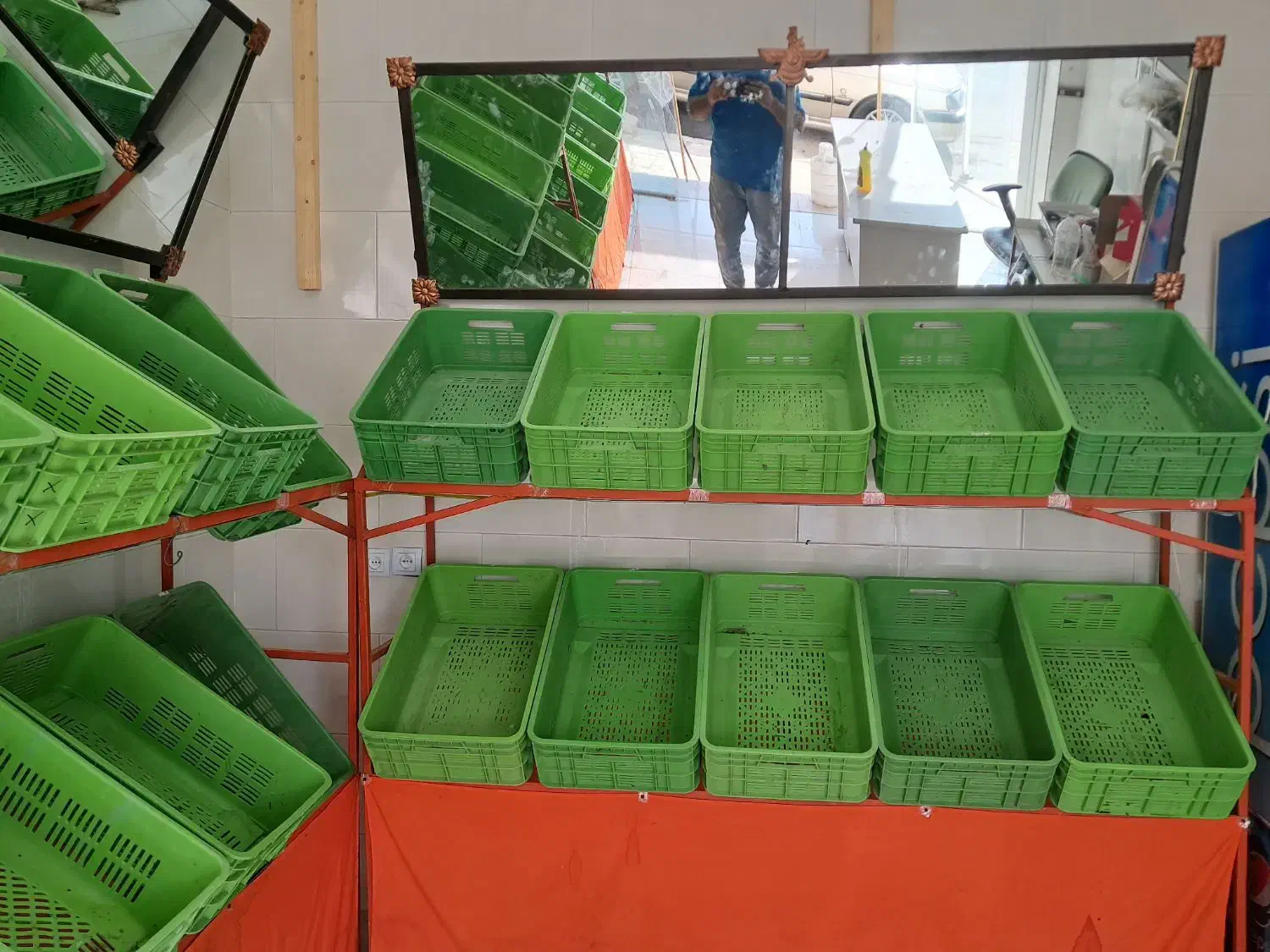 تعدادی قفسه میوه فروشی ب فروش میرسد|فروشگاه و مغازه|فولادشهر, مسکن مهر فولادشهر|دیوار