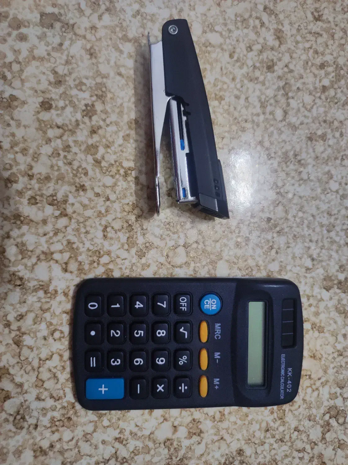 دستگاه منگنه و ماشین حساب|لوازم التحریر|یزد, |دیوار