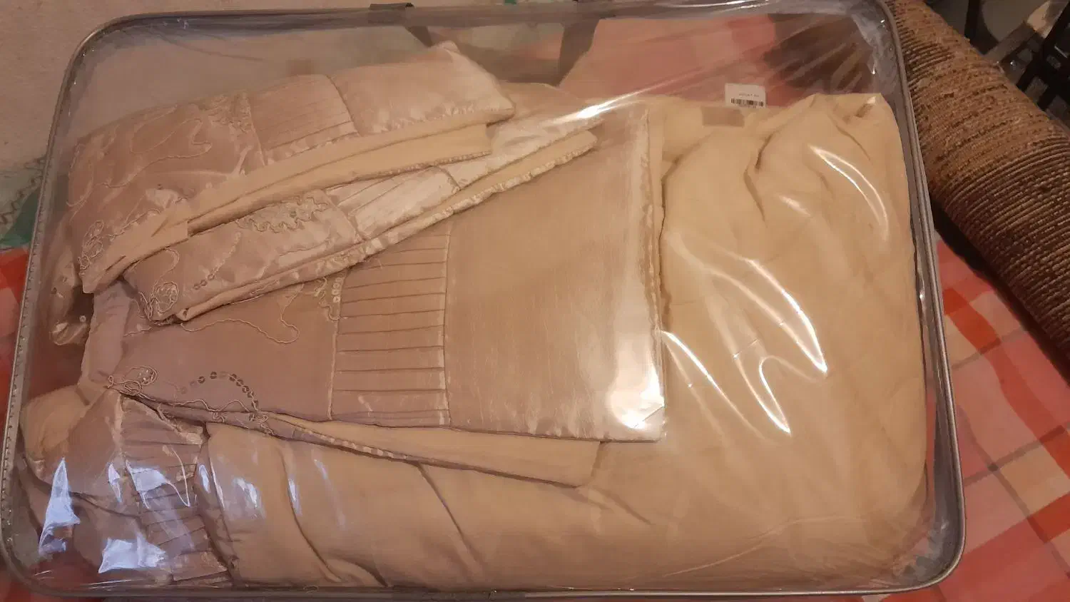 روتختی تمیزوسالم شیری رنگ پولک دوزی شده|سرویس روتختی|رشت, سعدی (تختی)|دیوار