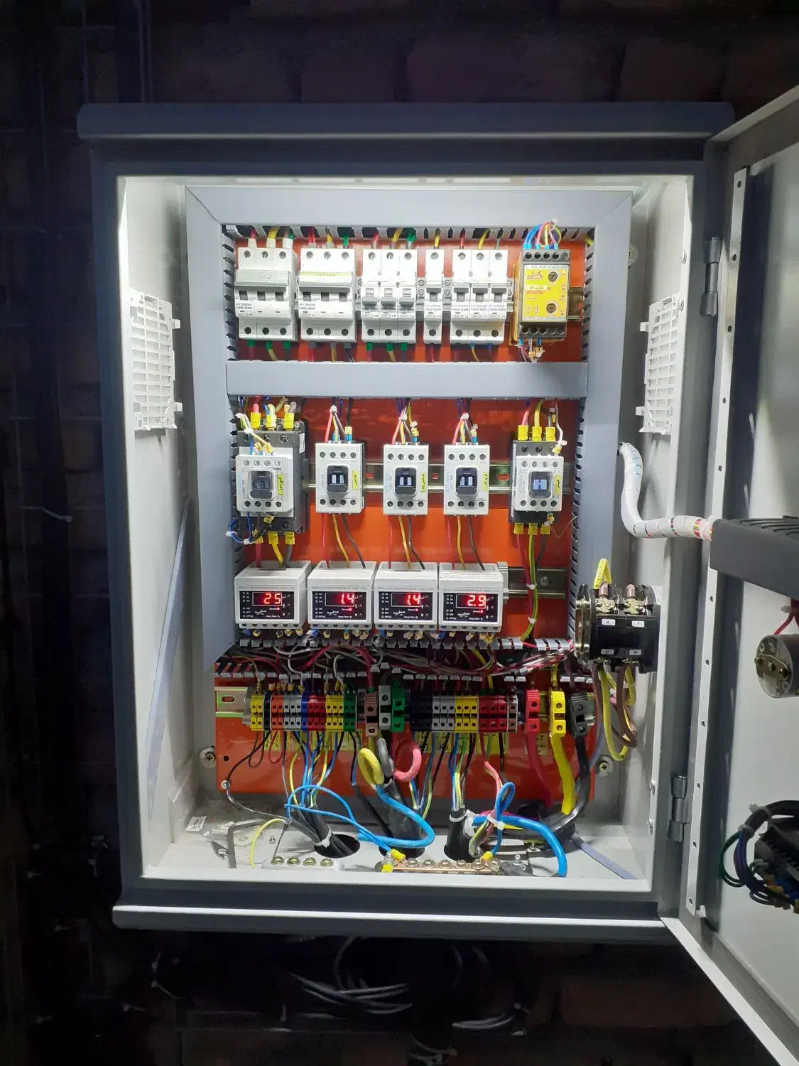 برقکار صنعتی  تابلو برق  ۳ فاز و تکفاز|خدمات پیشه و مهارت|مشهد, عیدگاه|دیوار