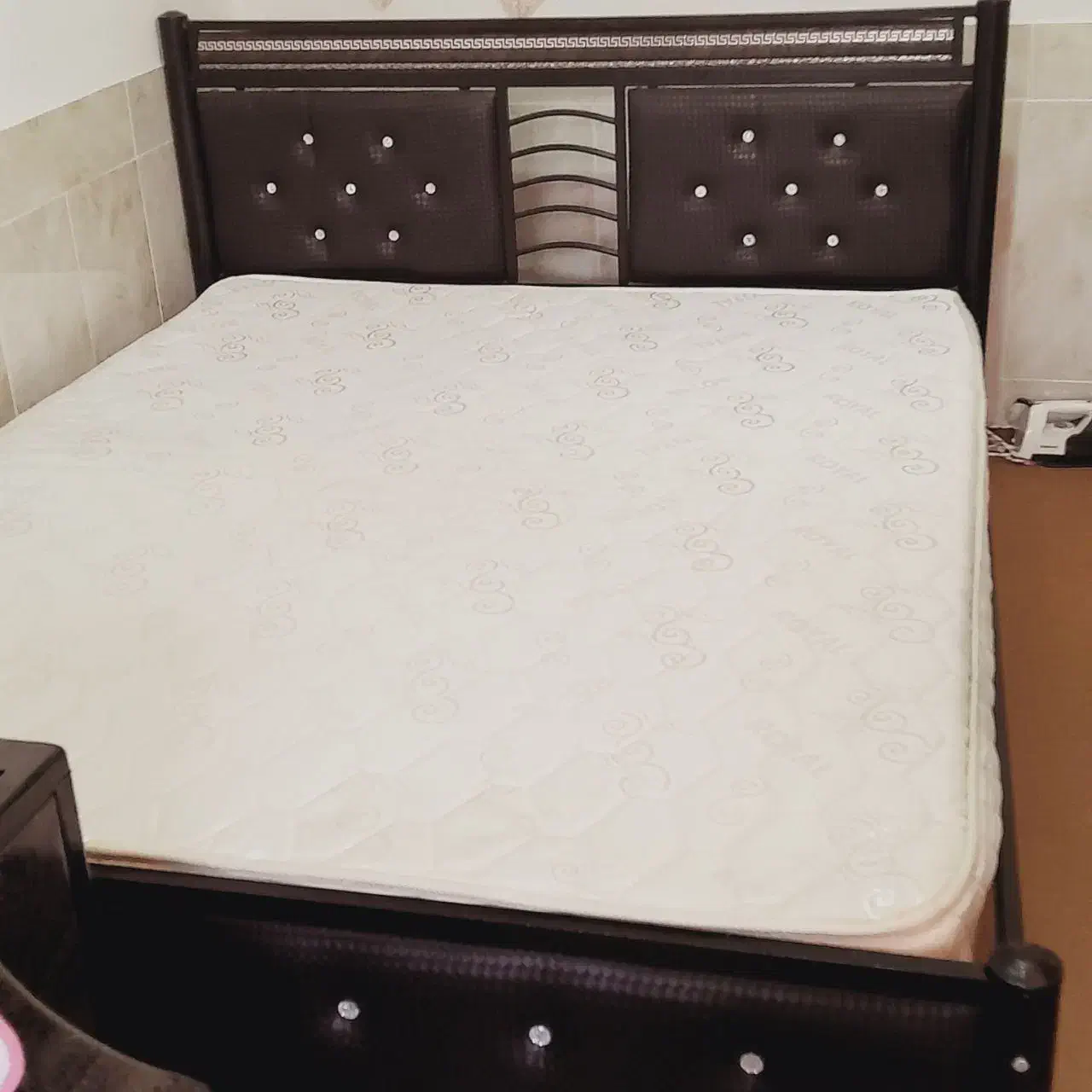 فروش مبل راحتی و تخت خواب ۲نفره با تشک.کاملا نوع.|مبلمان خانگی و میز عسلی|دهاقان, |دیوار