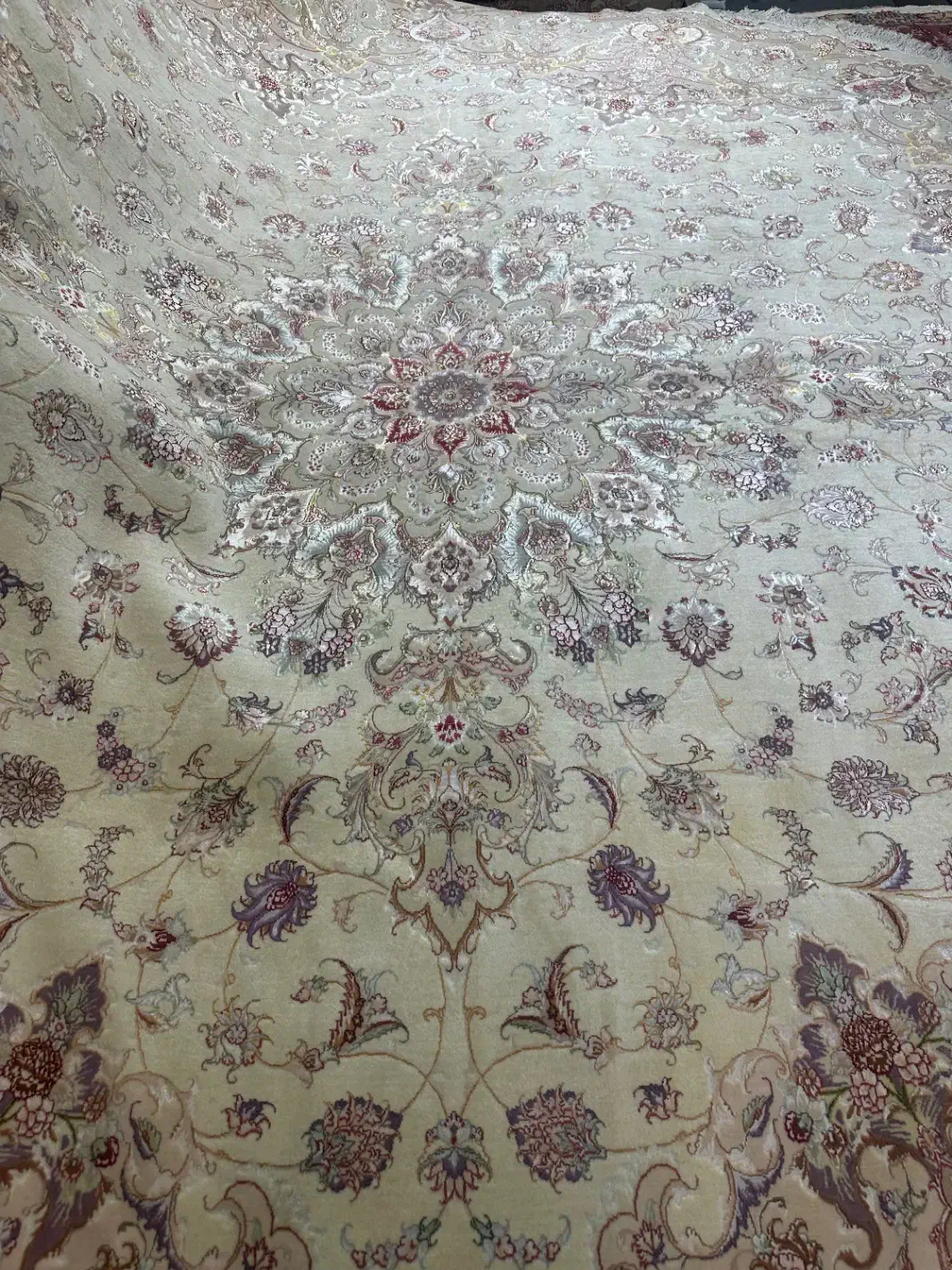 (فرش حق زاده)گرد قطر۴متر ۵۰ رج چله و گل ابریشم|فرش|تبریز, |دیوار