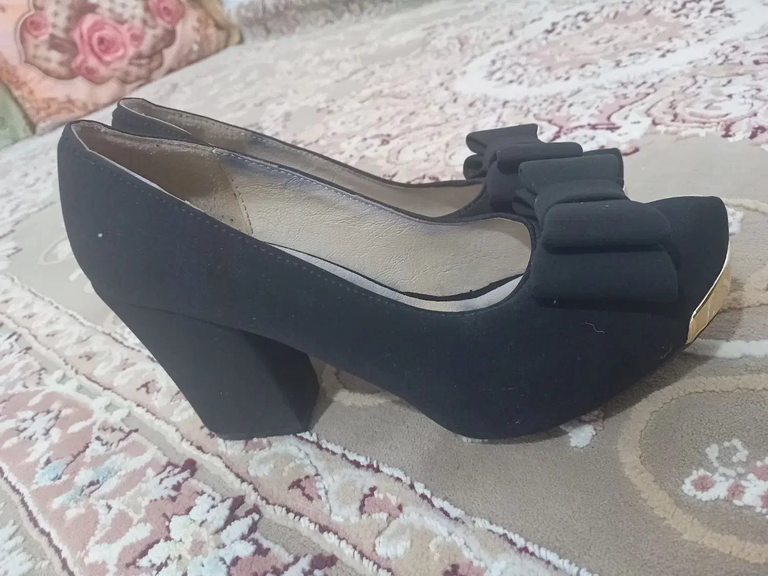 کفش و پیراهن|کیف، کفش، کمربند|تربت جام, میان جام|دیوار