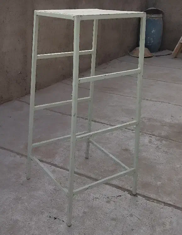 چهار پایه آهنی|صندلی و نیمکت|قدس, شهر‌قدس|دیوار