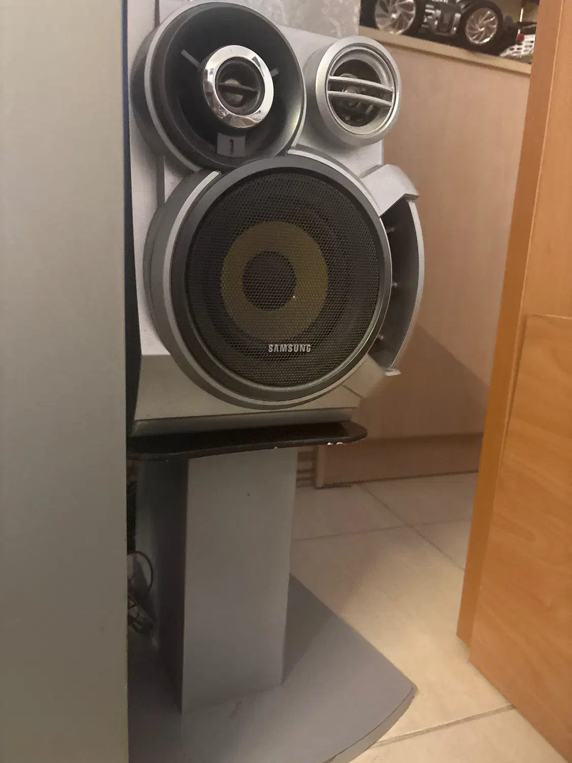 تلویزیون سامسونگ و دو عدد بلندگو|تلویزیون و پروژکتور|اصفهان, هزارجریب|دیوار