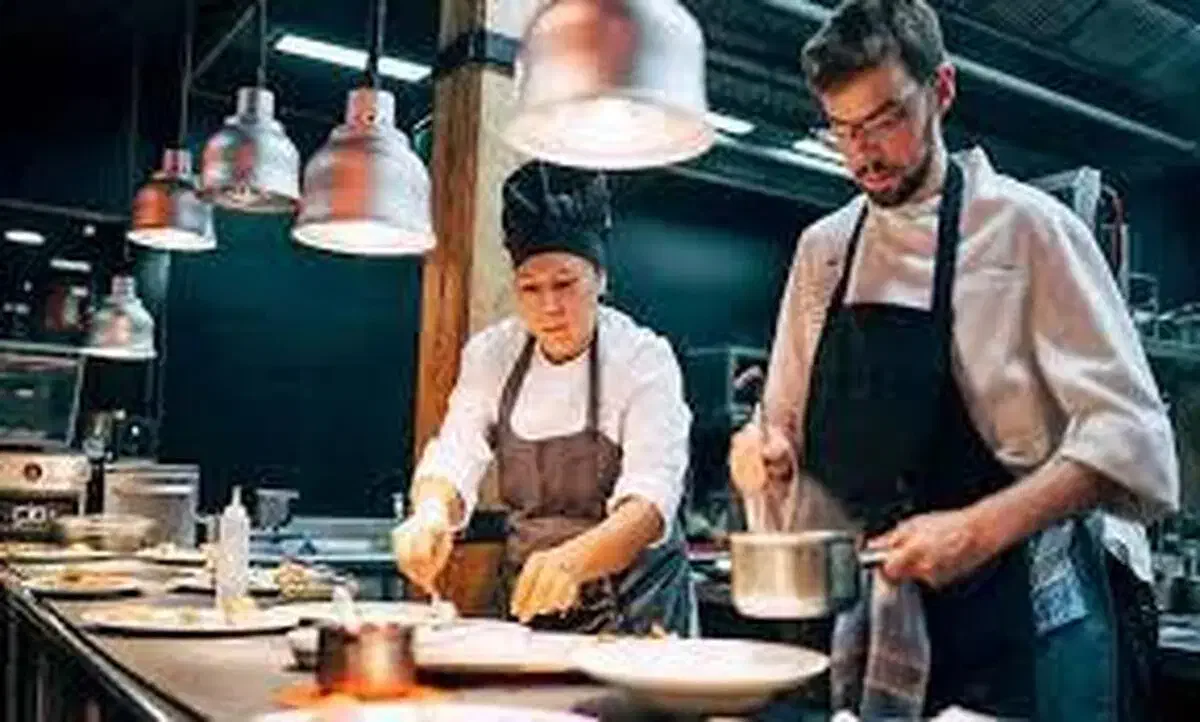 به چند نفر آقا خانوم کار در رستوران نظافت و...|استخدام خدمات فروشگاه و رستوران|آستارا, |دیوار