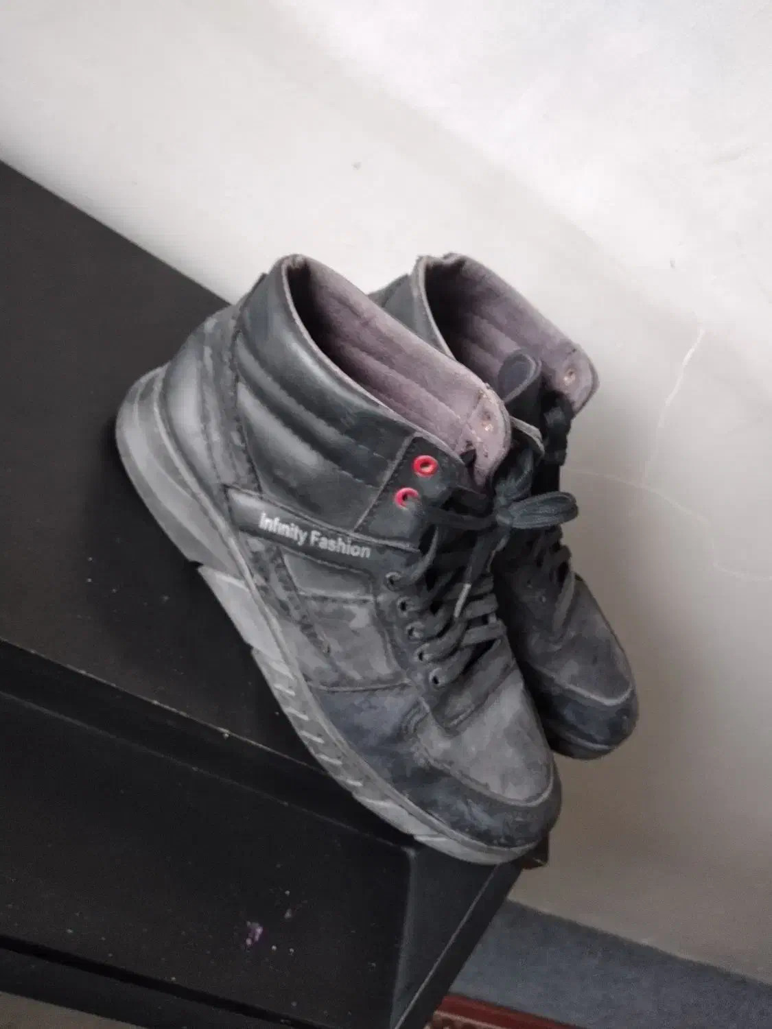 نیم بوت|کیف، کفش، کمربند|نقده, |دیوار