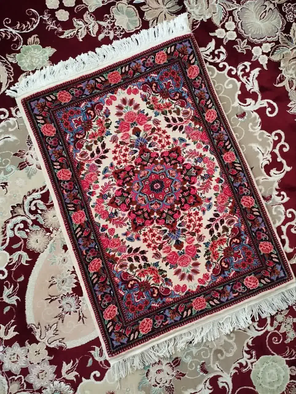 پشتی طرح گل سرخ|فرش|ملایر, |دیوار