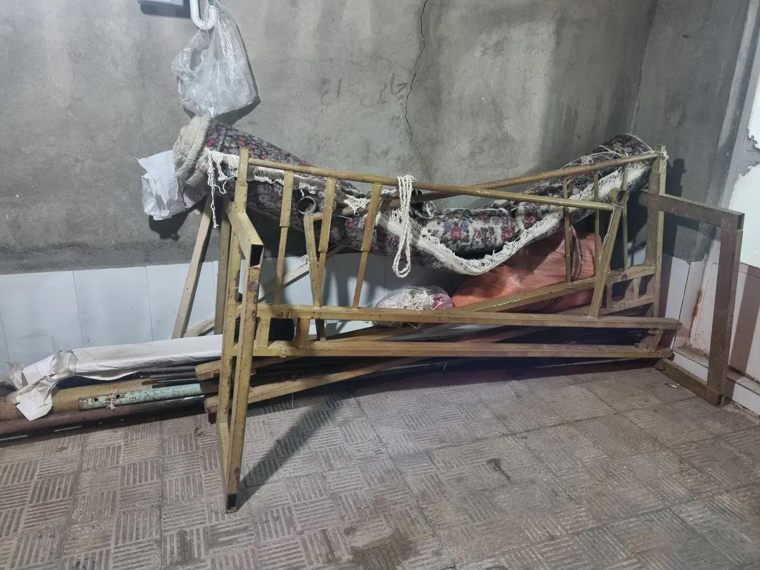 دار قالی کرمانی،راوری|ابزارآلات|راور, |دیوار