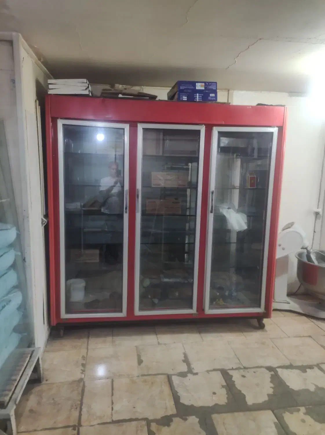 ویترین|فروشگاه و مغازه|میانه, |دیوار