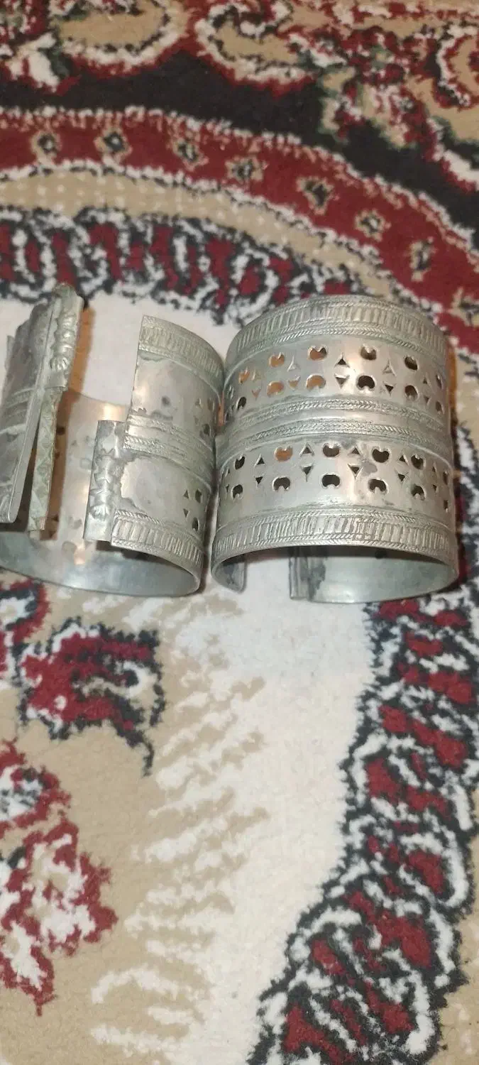 دست بند قدیمی قدمت ۱۰۰ سال به بالا نقره|کلکسیون اشیاء عتیقه|انبارآلوم, |دیوار