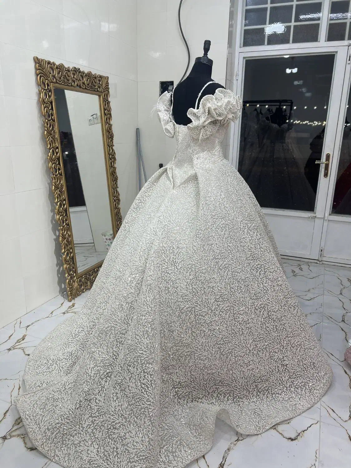 لباس عروس|لباس|جناح, |دیوار