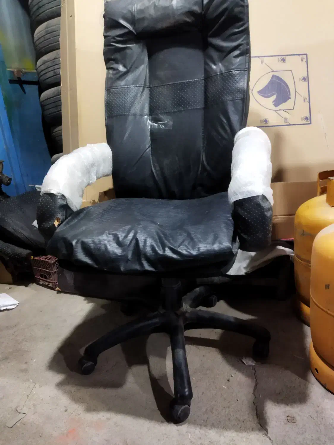 صندلی اداری پشتی بلند چرخدار تمام چرم|مبلمان اداری|مریوان, |دیوار