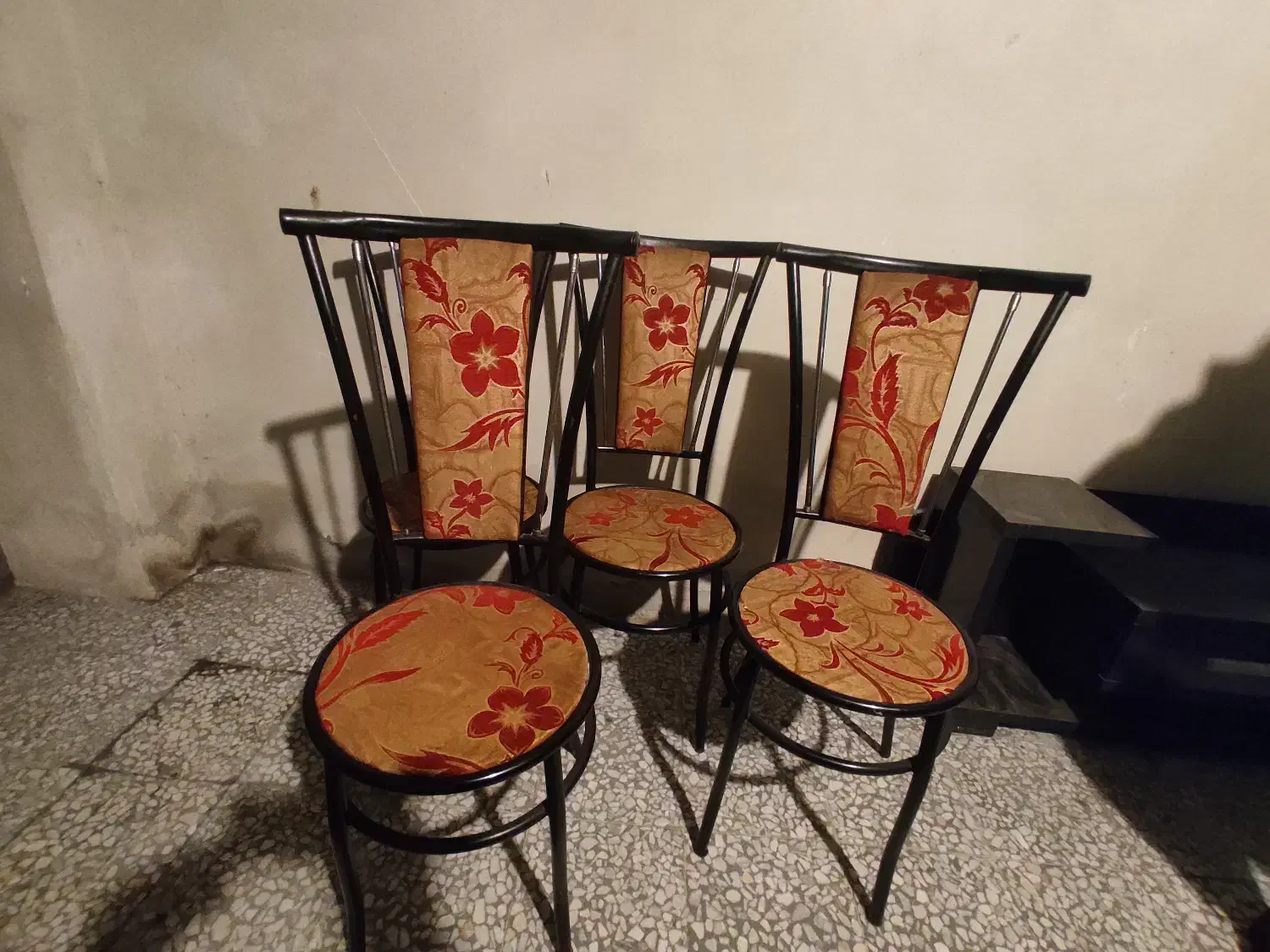 فروش|میز و صندلی غذاخوری|رشت, سیا اسطلخ|دیوار