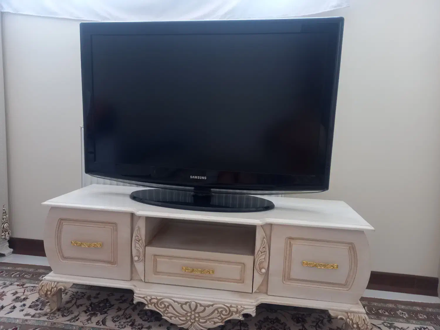 تلویزیون ال سی دی ۴۰ اینچ سامسونگ اصل با میز|تلویزیون و پروژکتور|اصفهان, ملکشهر|دیوار