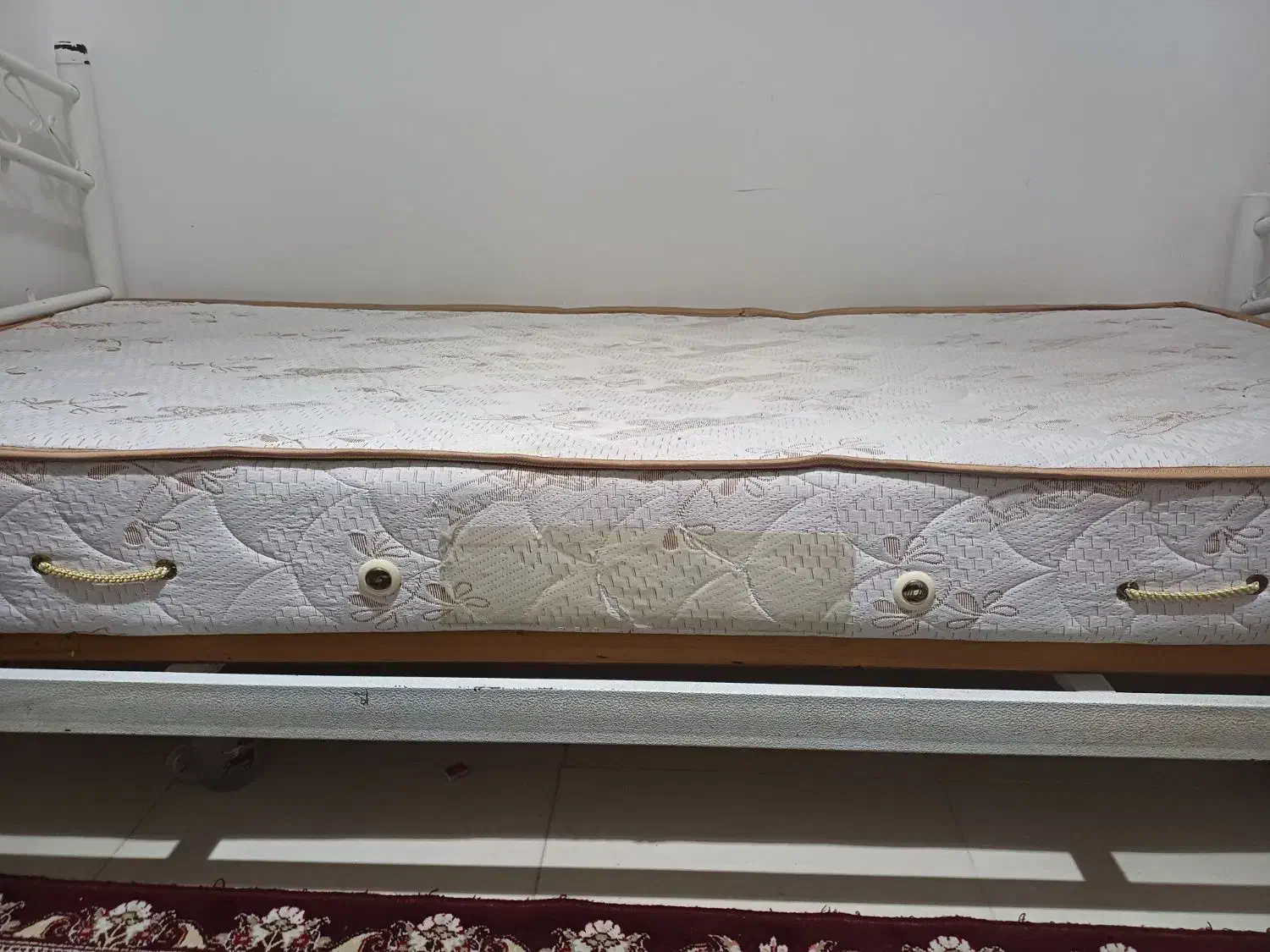 تختخواب و تشک|تشک تختخواب|میانه, |دیوار