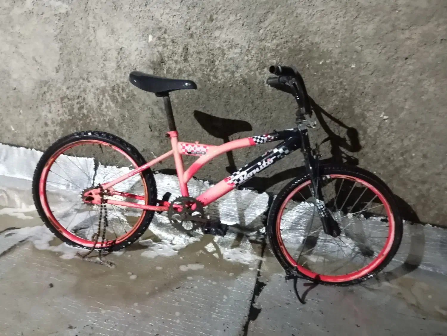 دوچرخه|دوچرخه، اسکیت، اسکوتر|قدس, شهر‌قدس|دیوار