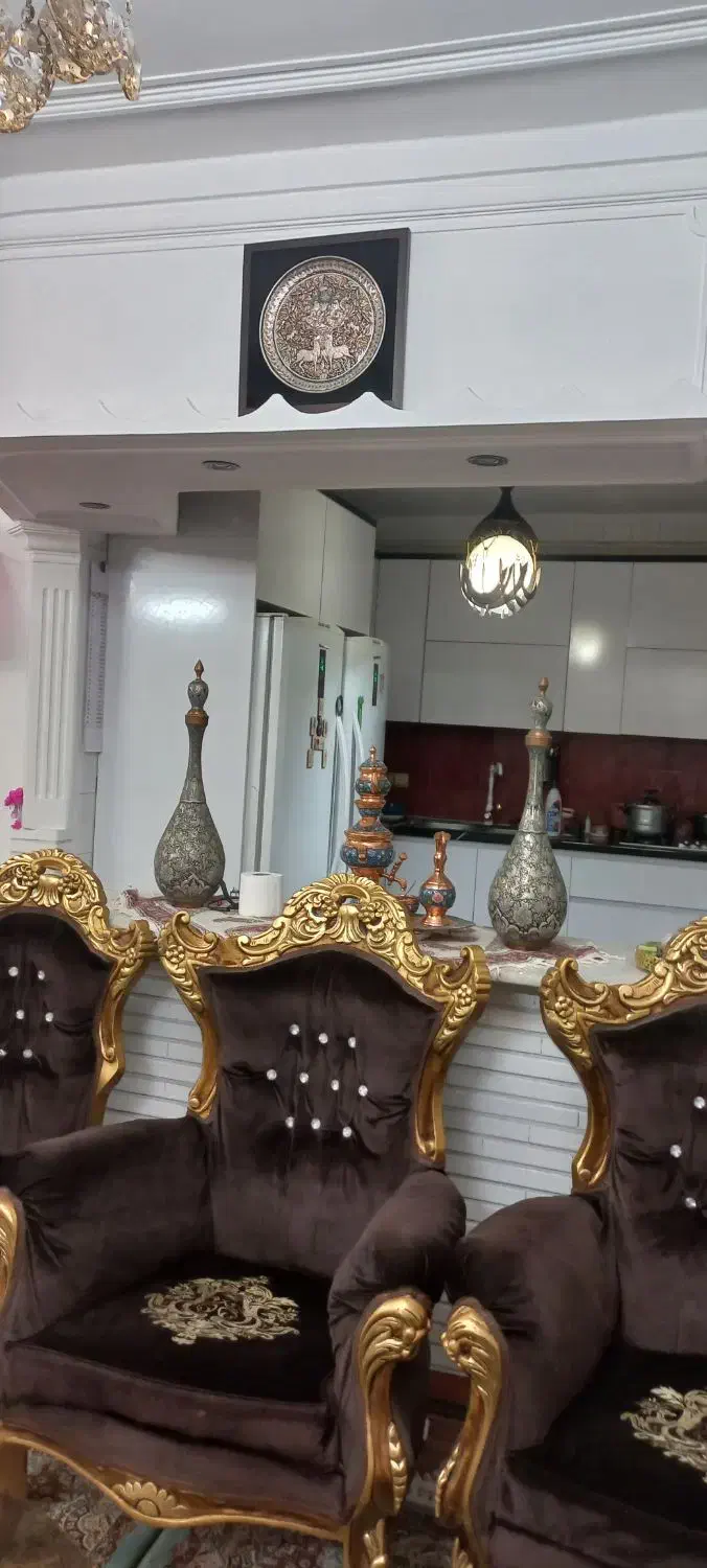 یه دست مبل ۹نفره سلطنتی با۳تا میز عسلی سالم وتمیز|مبلمان خانگی و میز عسلی|قزوین, |دیوار