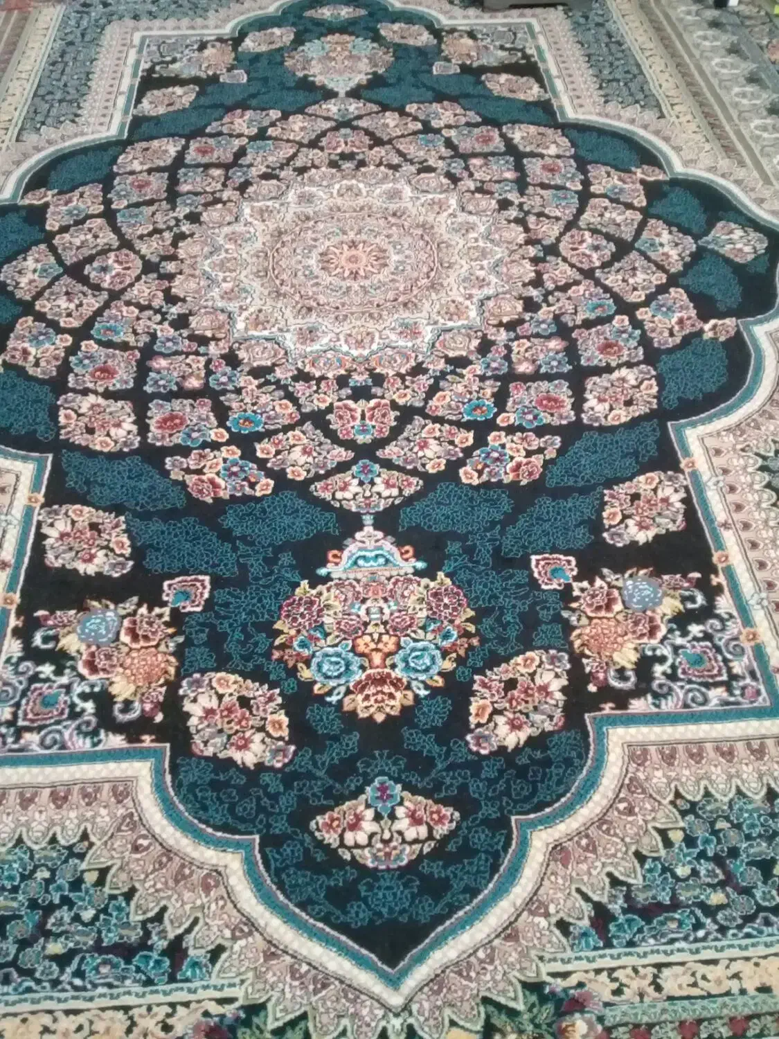 فرش ۱۲ متری ۷۰۰ شانه در (صدرا )|فرش|شیراز, گلستان|دیوار