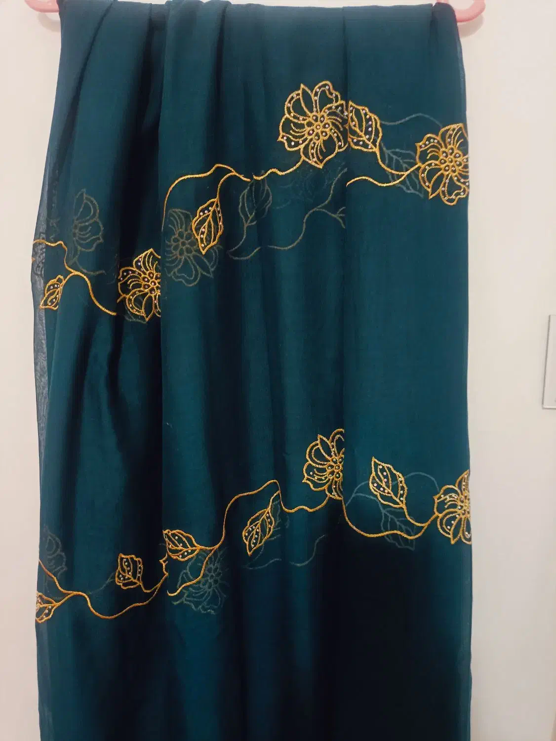 چادر کارشده با گلابتون ونگین|لباس|میناب, |دیوار