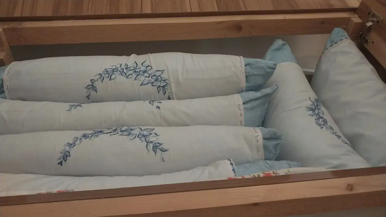 بالش|رختخواب، بالش، پتو|رشت, سیا اسطلخ|دیوار