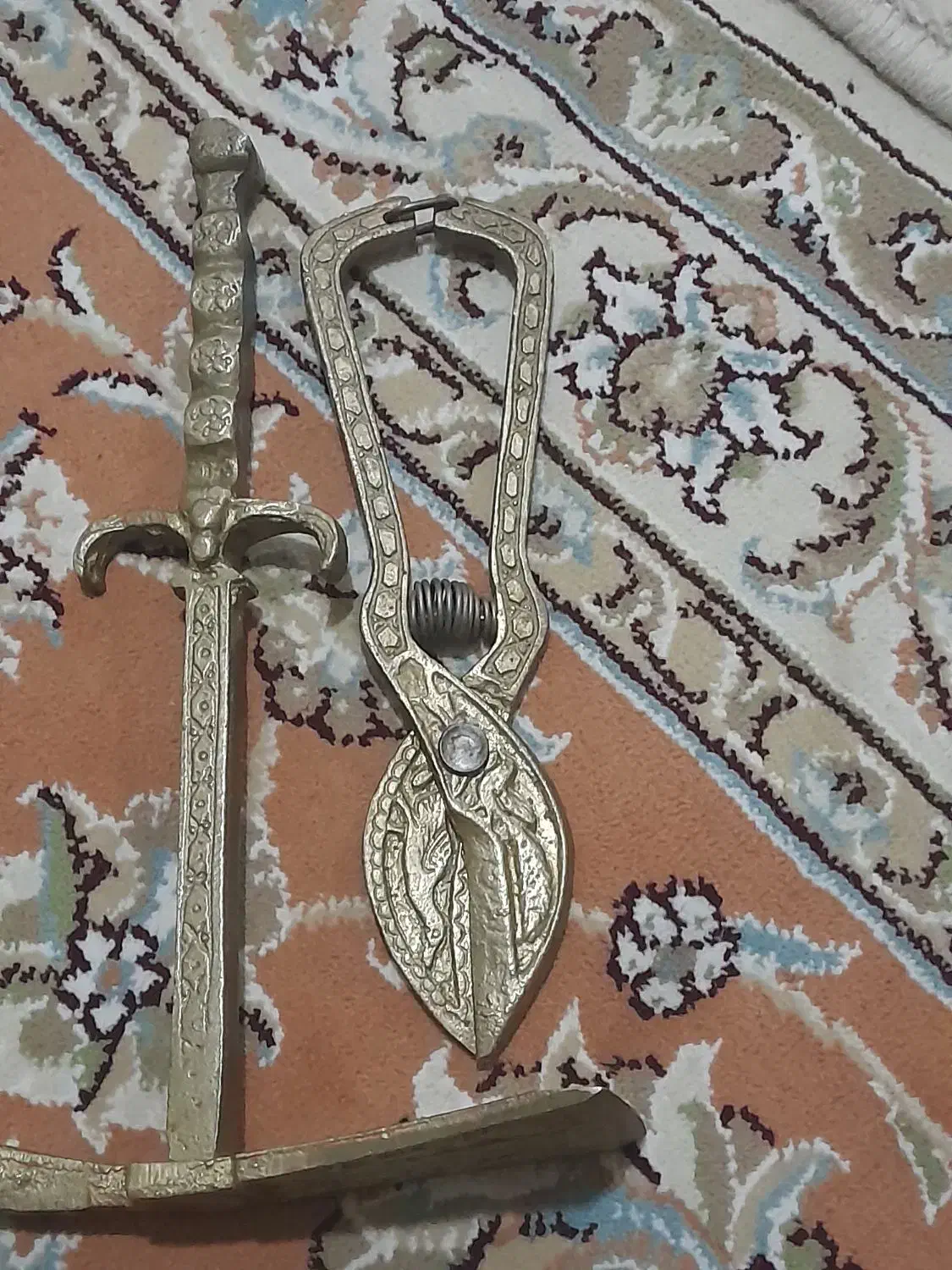 انبر و تیشه قند شکن قدیمی بالای ۷۰سال قدمت داره|کلکسیون اشیاء عتیقه|تربت جام, کشتارگاه|دیوار