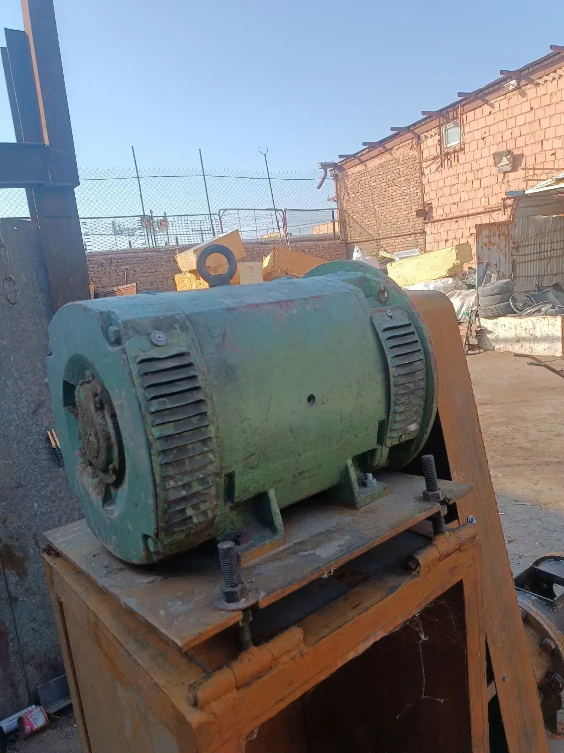 یک عدد دینام سه فاز|ماشینآلات صنعتی|سبزوار, کهنه آب|دیوار