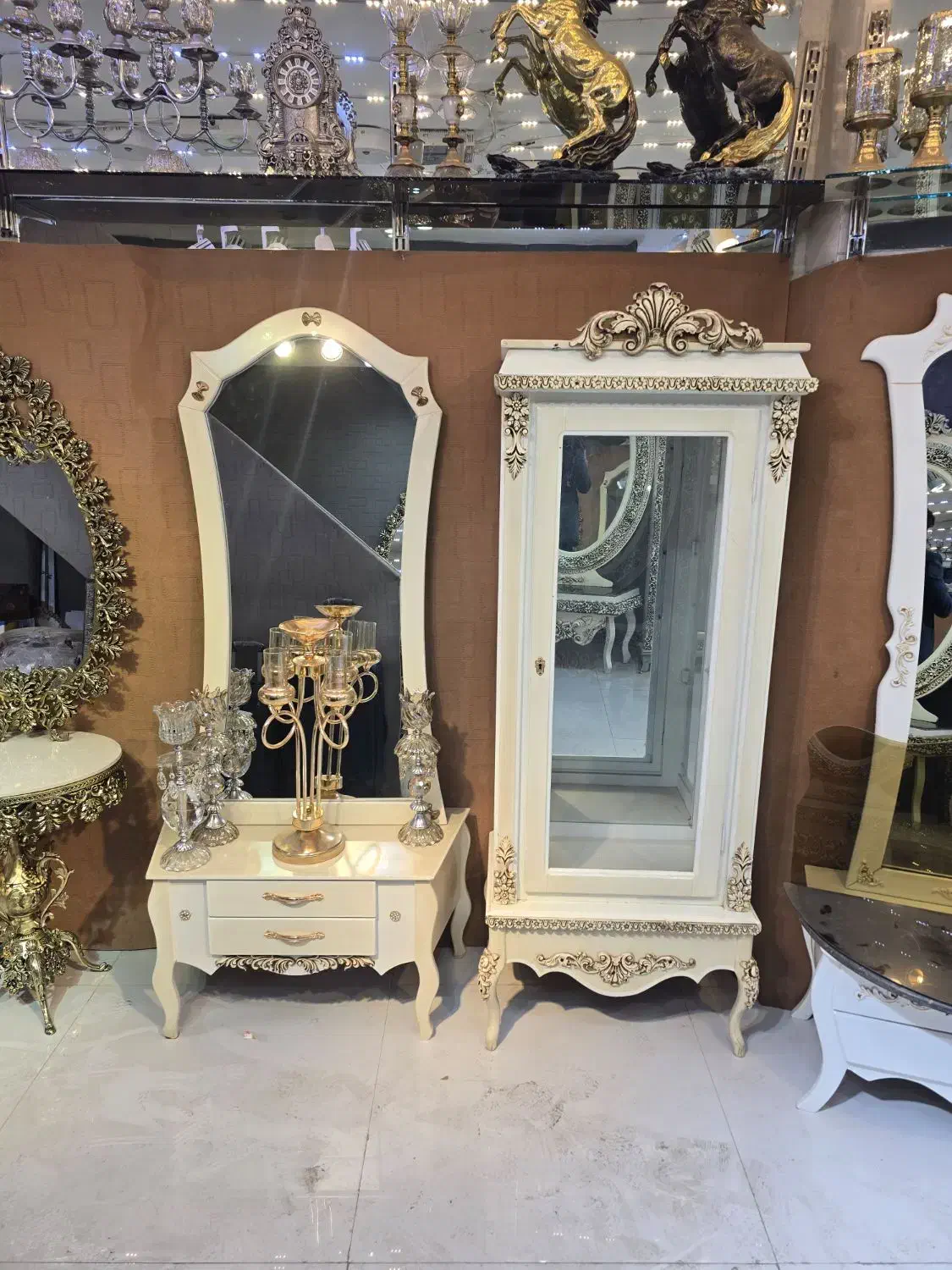 آینه و شمعدان|آینه|نیشابور, دارایی|دیوار