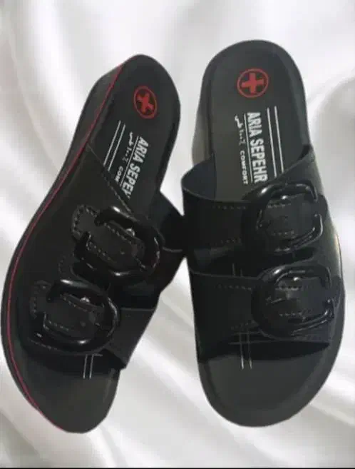 کفش زنانه قیمت کفش طبی ۷۰۰ هزارو دمپایی۳۵۰ هزار|کیف، کفش، کمربند|کوهدشت, |دیوار