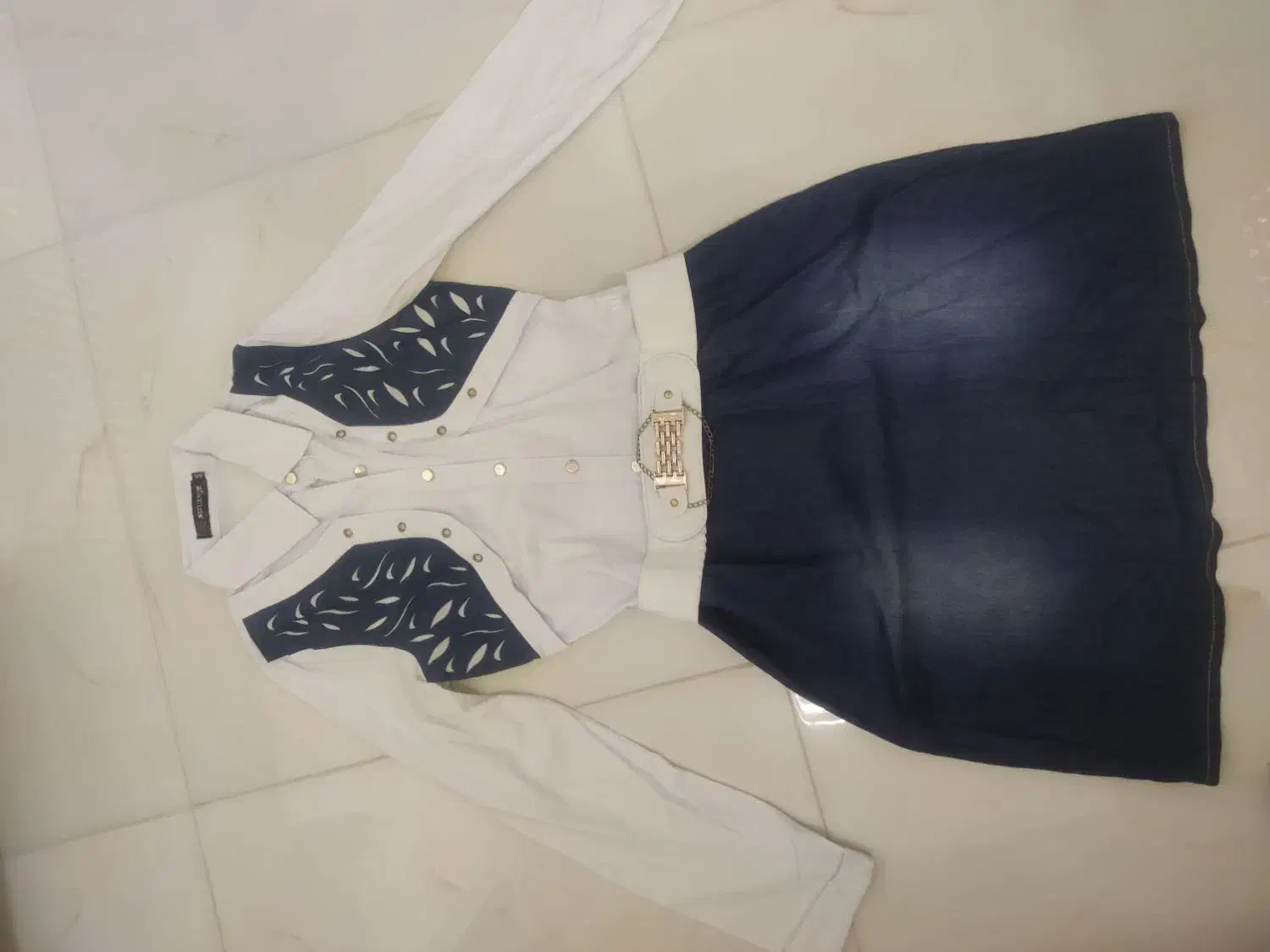 تعدادی لباس|لباس|رشت, حمیدیان|دیوار