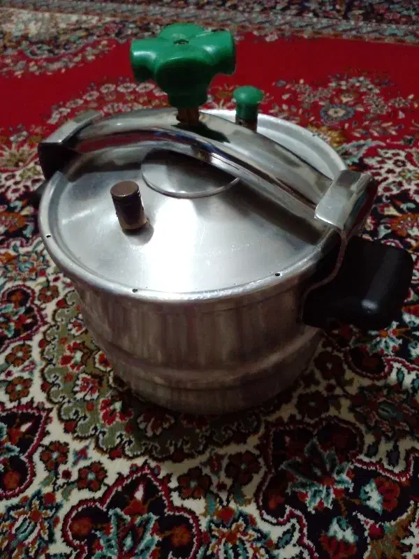 زودپز حاتم|ظروف پخت‌وپز|کرج, برغان|دیوار