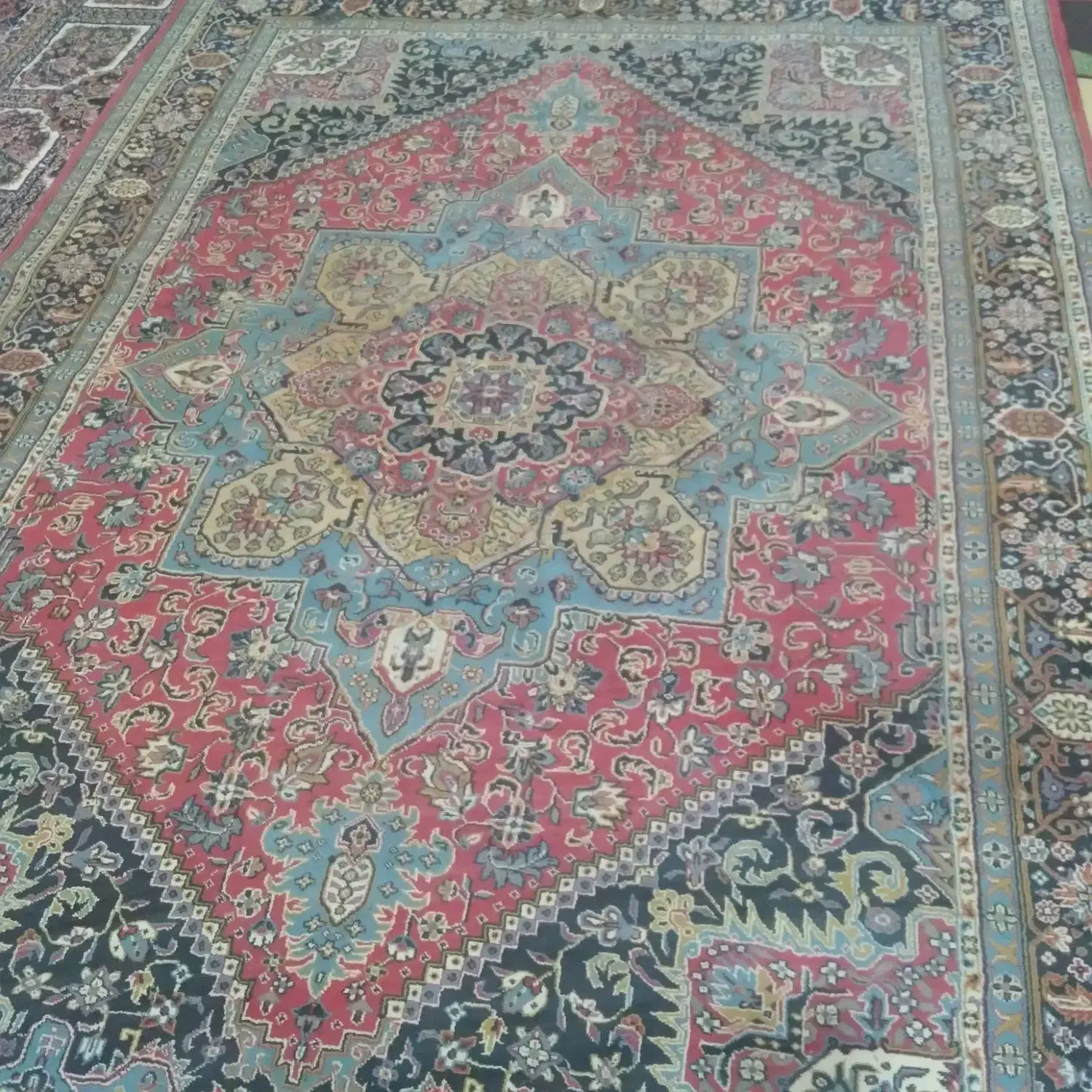 دوتا قالی کارکرده یکیش نخ یکیش ماشینی|فرش|شیراز, سلطان آباد|دیوار